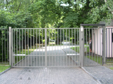 забор из профтрубы с распашными воротами с калиткой